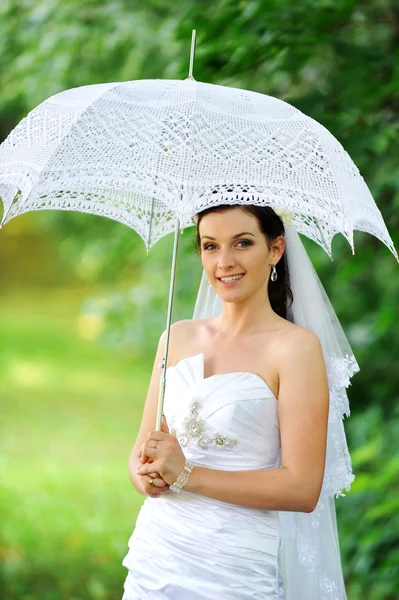 Noiva com guarda-chuva — Fotografia de Stock