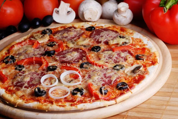 Färsk pizza — Stockfoto