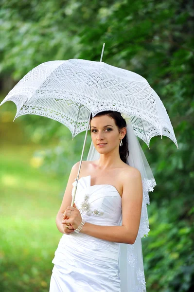 Sposa con ombrello — Foto Stock