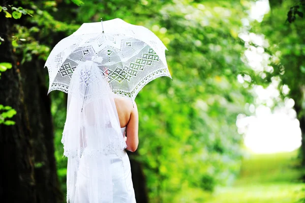 Невеста с зонтиком — стоковое фото