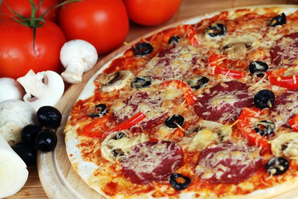 Taze pişmiş pizza — Stok fotoğraf