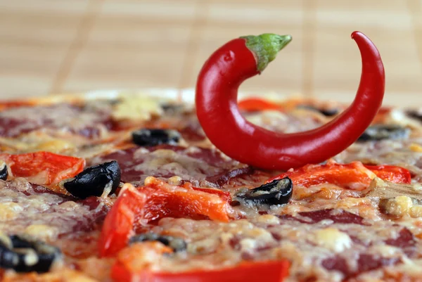 Pizza mit Chilischote — Stockfoto