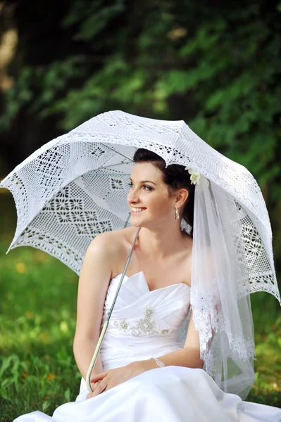 Bride with umbrella — Stock Photo, Image