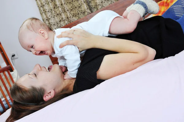 Baby mit Mutter — Stockfoto