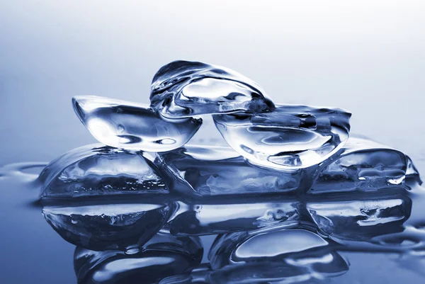 Pedaços de gelo transparente — Fotografia de Stock