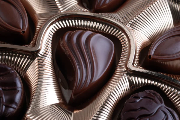 Chocolates em caixa de papel alumínio — Fotografia de Stock