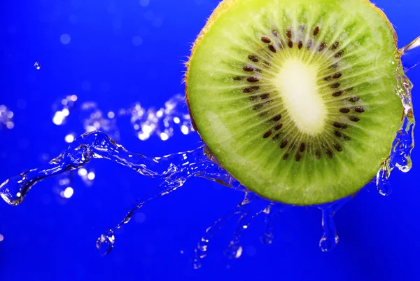 Água em kiwi — Fotografia de Stock