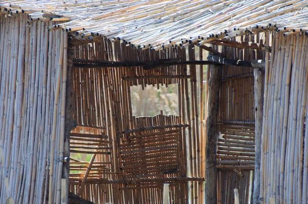 Pobre morada de cana velha com pequena janela — Fotografia de Stock