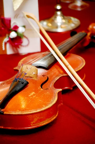 Скрипка на столе — стоковое фото