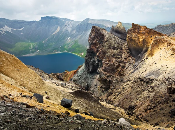 Vulkaniska klippiga bergen, vilda landskap, nationalparken changbai — Stockfoto