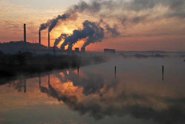 Factory pipe förorenande luft — Stockfoto