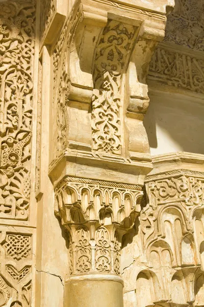 Kolumny szczegółów kapitału. Alhambra, granada. — Zdjęcie stockowe