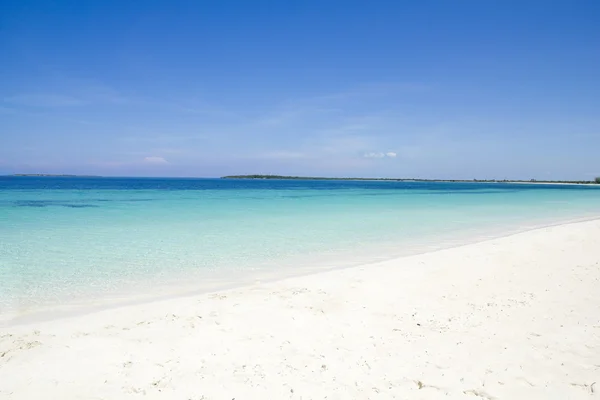 Tropikalna plaża z białym piaskiem. Kuba. — Zdjęcie stockowe