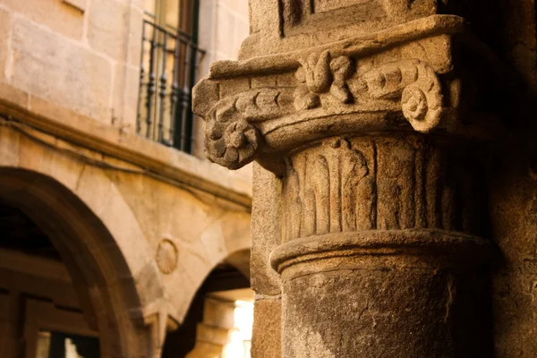 Středověká sloupec. ulice Santiaga de Compostela — Stock fotografie