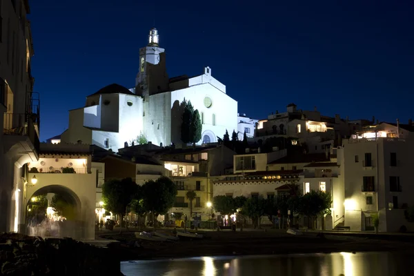 The church and a small beach in Cadaques at night — Stock Photo, Image
