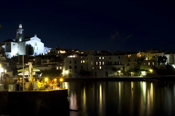 Kościół i małej plaży w Cadaqués w nocy — Zdjęcie stockowe