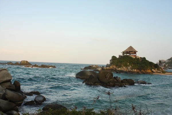 Cabaña con hamacas en una playa caribeña. Parque Nacional Tayrona. C — Foto de Stock