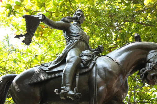 西蒙 · 玻利瓦尔骑马雕像. — 图库照片