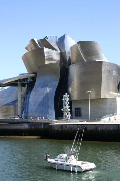 Barco a motor pasando por el Museo Guggenheim — Foto de Stock