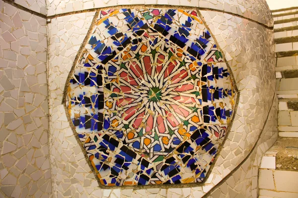 Mosaico Gaudi. Detalhe de uma parede no parque — Fotografia de Stock