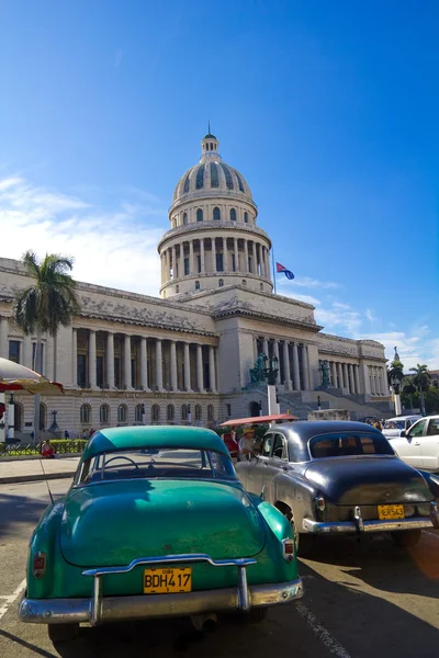 Estacionamento frente Capitólio de Havana, Cuba . — Fotografia de Stock