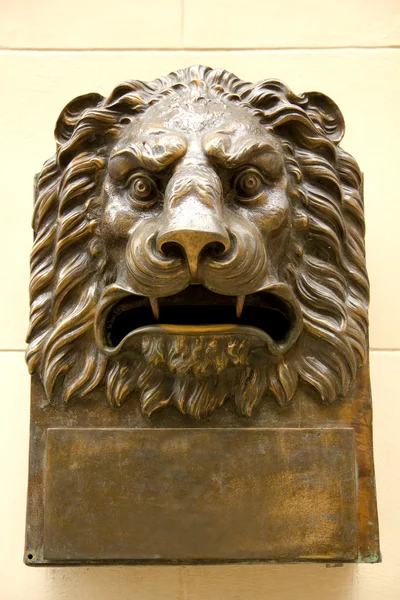 Caixa de correio com forma de leão — Fotografia de Stock