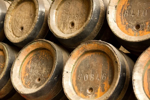 Fila de barriles de cerveza de madera —  Fotos de Stock
