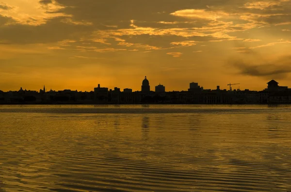 Havana'da dramatik günbatımı — Stok fotoğraf