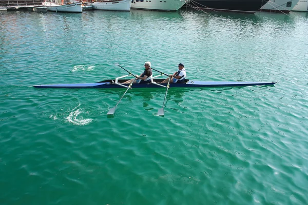 Zwei Großeltern treiben Wassersport. — Stockfoto