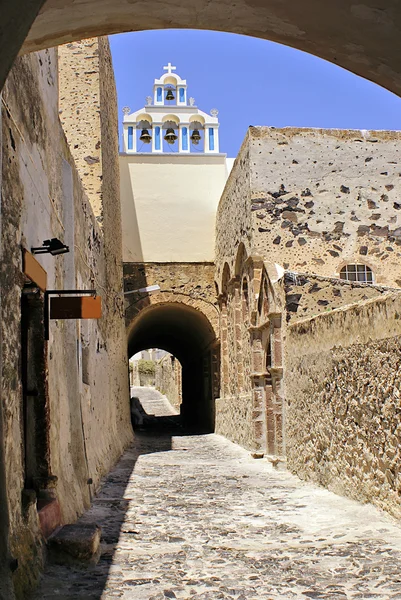 Traditionelle Allee vor der Kirche auf der Insel Santorini in Griechenland — Stockfoto
