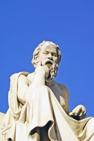 Estátua de Sócrates no edifício da Academia de Atenas em Atenas, Grécia — Fotografia de Stock