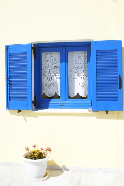 santorini Island, Yunanistan'ın mavi penceresinde ile eski Yunan geleneksel ev