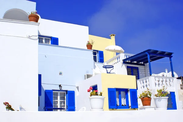Casa tradicional grega velha com janela azul na ilha de Santorini, Grécia — Fotografia de Stock