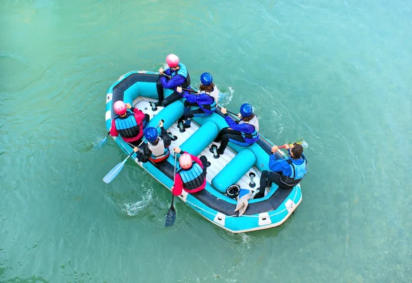 Rafting en aguas bravas en el río Voidomatis, Grecia — Foto de Stock