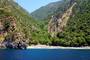 Tepe üzerinde taş geleneksel ev