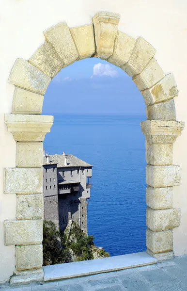 Castello greco tradizionale attraverso una vecchia finestra, Grecia — Foto Stock
