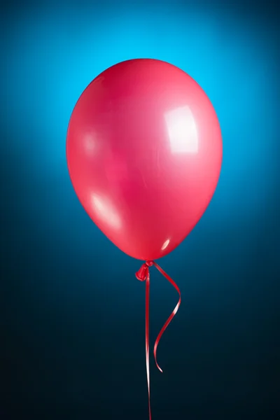 Uroczysty czerwony balon — Zdjęcie stockowe