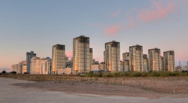 Grupo de edificios al amanecer