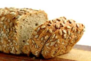 Beyazda izole edilmiş taze ekmek