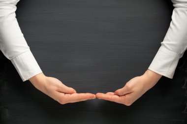 blackboard arka plan çevreleyen eller