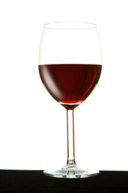 Beyaz şarap izole edilmiş kırmızı şarap kadehi.
