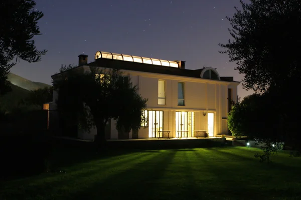 Moderna casa iluminada en la oscuridad —  Fotos de Stock