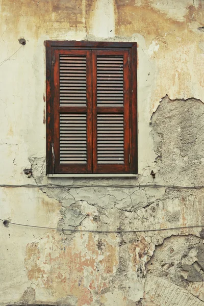 Starą migawką okno na zdezelowanym budynku — Zdjęcie stockowe