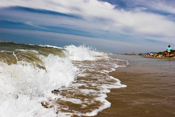 Ein Ufer mit schäumenden Wellen — Stockfoto