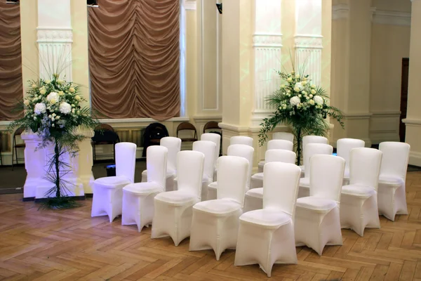 Bruiloftszaal en stoelen — Stockfoto
