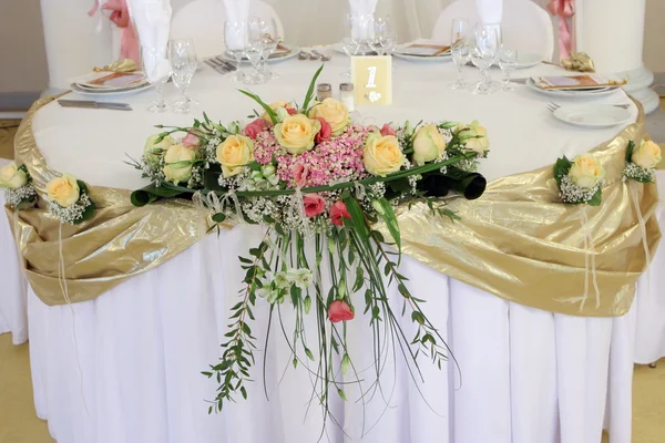 Bouquet sulla tavola nuziale — Foto Stock