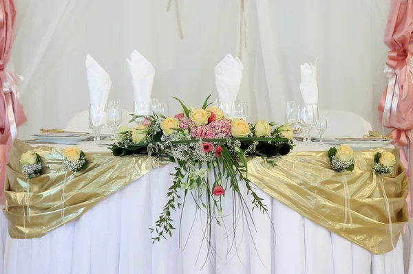 Tafel gedekt voor een bruiloft diner — Stockfoto