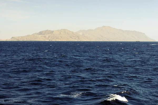 Blick auf neblige Hügel im Meer — Stockfoto