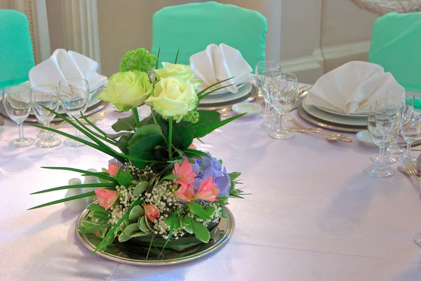 Kwiaty na ślub tabela — Zdjęcie stockowe