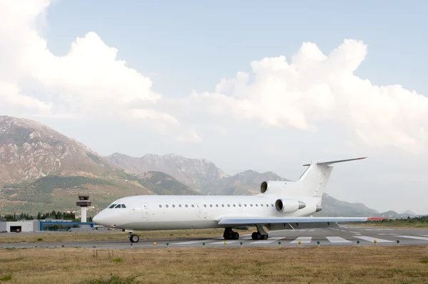 Avión en la pista de aterrizaje —  Fotos de Stock